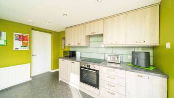 Frigorífico, microondas, horno y placa de cocina