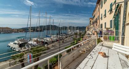 La Tonnina overlooking the sea of Darsena