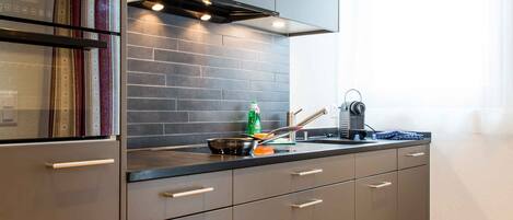 Kühlschrank, Ofen, Geschirrspüler, Hochstuhl