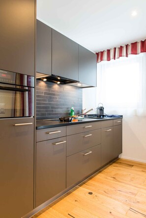 Jääkaappi, uuni, astianpesukone, syöttötuoli