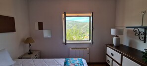 2 makuuhuonetta, silitysrauta/-lauta, ilmainen Wi-Fi, vuodevaatteet