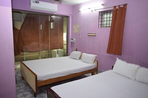 Quadruple Room | Down duvets, free WiFi, bed sheets - Parisha Residency - Temple Side Hotel (Chidambaram)