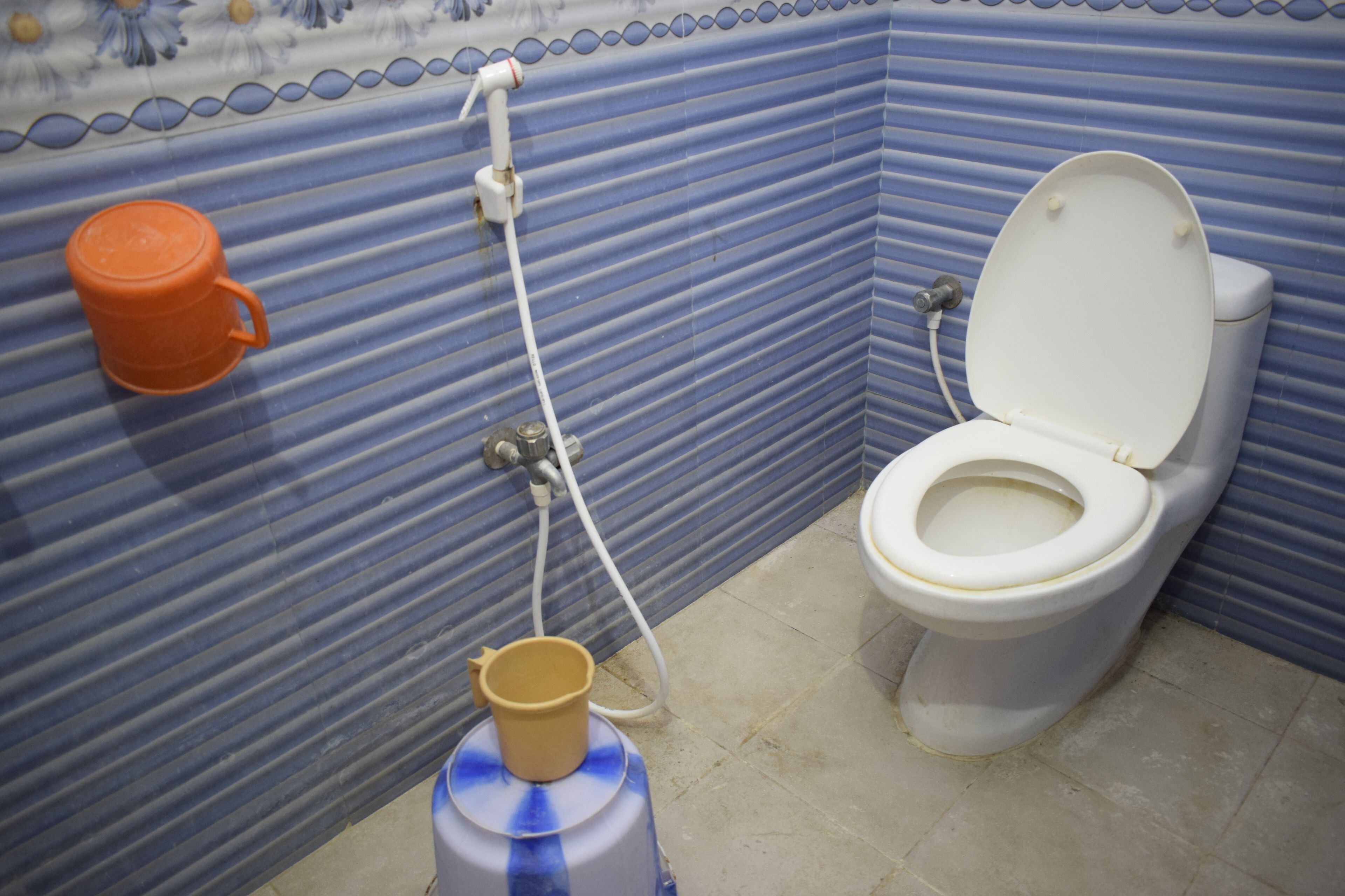 Une salle de bain avec des toilettes, une douche et un lavabo.