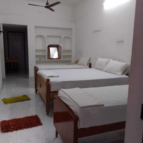 Parisha Residency - Temple Side Hotel