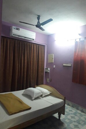 Basic Double Room | Down duvets, free WiFi, bed sheets - Parisha Residency - Temple Side Hotel (Chidambaram)