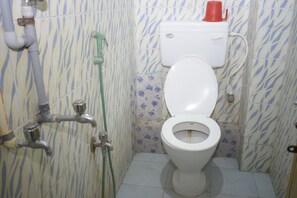 Standaard eenpersoonskamer, 1 eenpersoonsbed | Badkamer | Een douche, een regendouche, gratis toiletartikelen, handdoeken