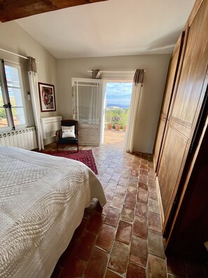 5 chambres, bureau, fer et planche Ă repasser, lit parapluie