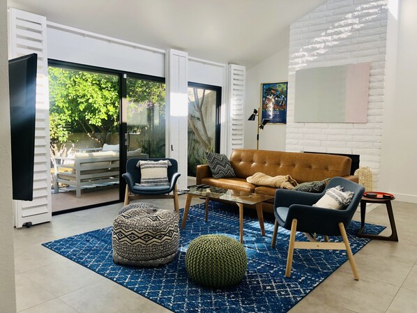 Smart TV, chimenea y oficina 