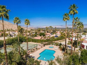 Alberca al aire libre y alberca climatizada