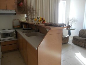 Fridge, microwave, oven, coffee/tea maker