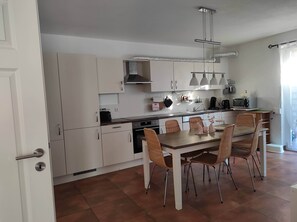 Køleskab, mikrobølgeovn, ovn, kogeplade