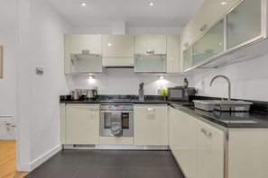 Réfrigérateur, plaque de cuisson, bouilloire électrique