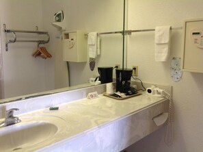 Bathroom - Scottish Inn & Suites IAH West (Houston)