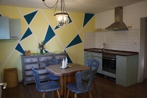 Fridge, oven, stovetop, coffee/tea maker