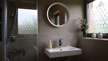 Douche, savon, papier toilette