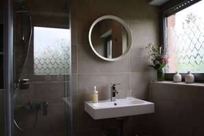 Dusche, Seife, Toilettenpapier