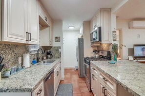 Fridge, microwave, oven, stovetop - 3 Houses to Beach * Exclusive Gated Yard * AC * Dog ok (San Diego)