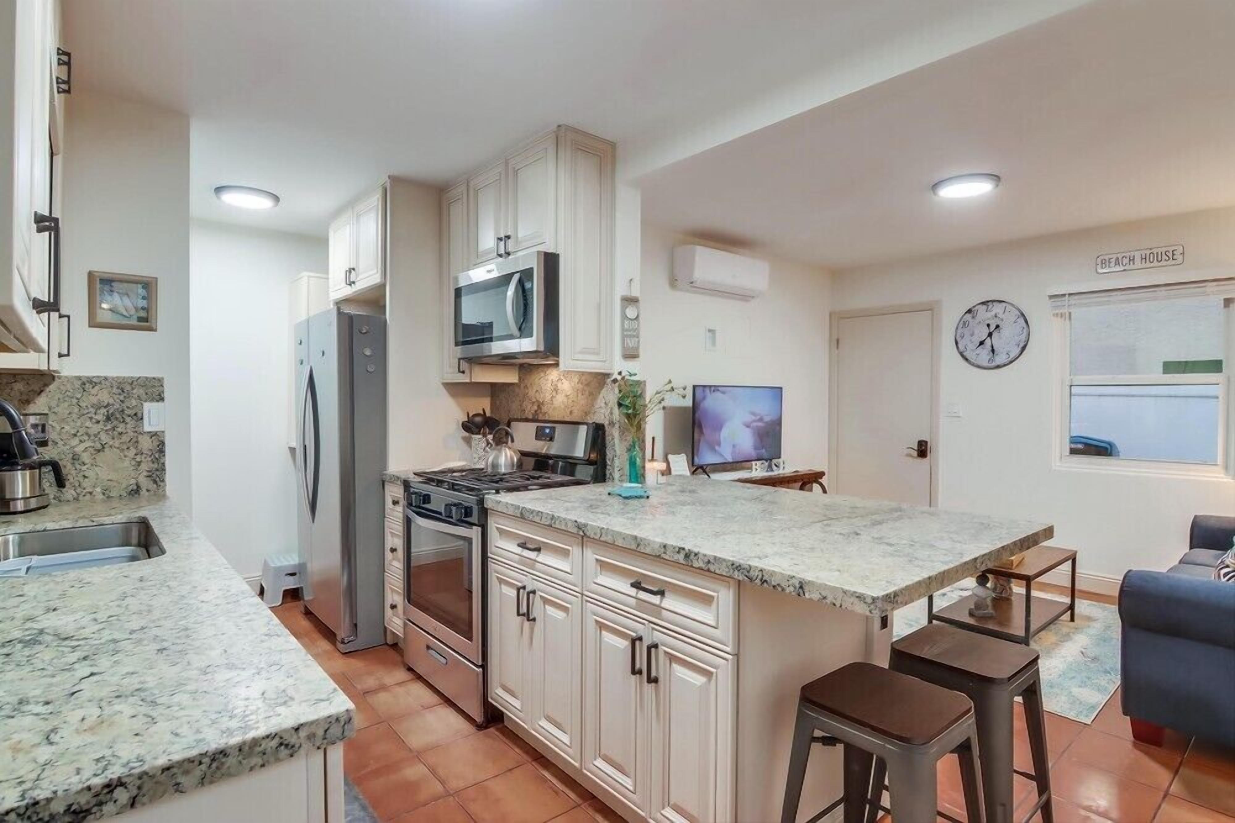 3 Houses to Beach ☆ Exclusive Gated Yard ☆ AC ☆ Dog ok