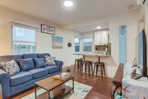 TV - 3 Houses to Beach * Exclusive Gated Yard * AC * Dog ok (San Diego)