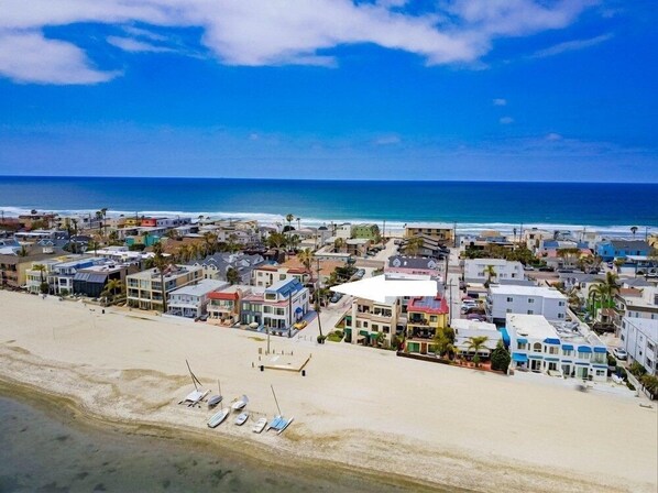 Playa en los alrededores y toallas de playa 