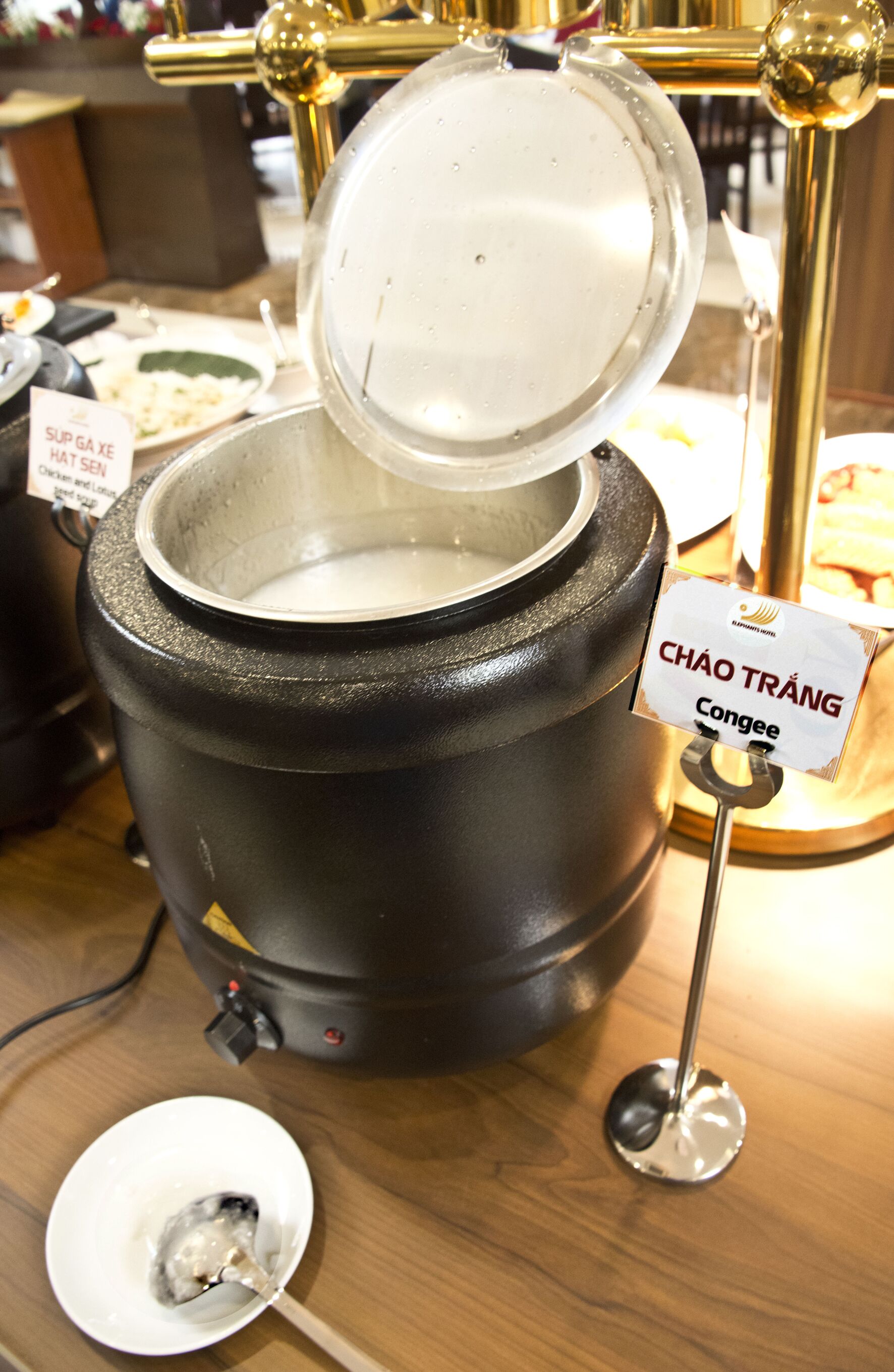 Una máquina de café con un letrero que indica que es para 'Cháo Tráng Congee'.
