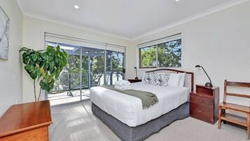 5 bedrooms, iron/ironing board, internet
