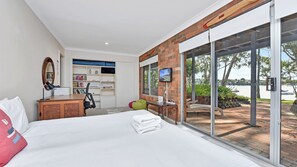 5 bedrooms, iron/ironing board, Internet