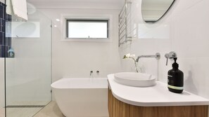 Een bad,  milieuvriendelijk toiletgerief, een haardroger, zeep