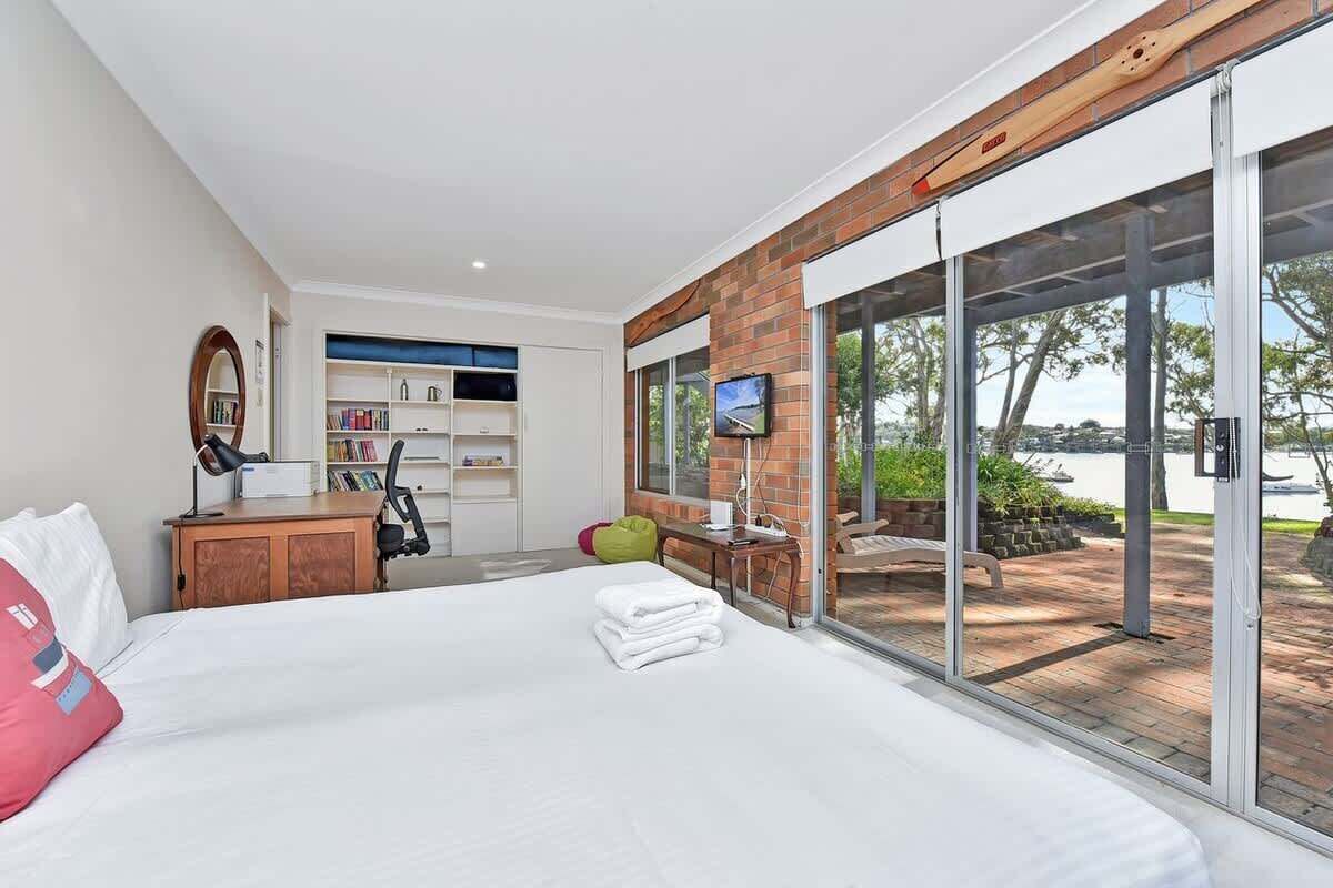 5 bedrooms, iron/ironing board, WiFi, bed sheets