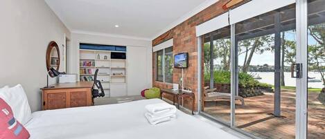 5 bedrooms, iron/ironing board, WiFi, bed sheets