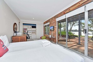 5 bedrooms, iron/ironing board, WiFi, bed sheets