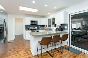 Fridge, microwave, stovetop, dishwasher