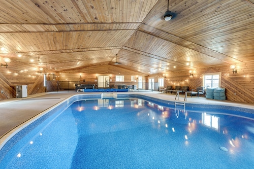 Featured on TV! Epic Indoor Pool • Sleeps 24