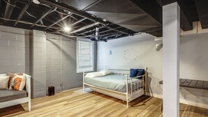 4 bedrooms, Internet, bed sheets - Featured on TV! Epic Indoor Pool • Sleeps 24 (Bridgman)