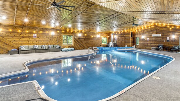 A heated pool - Featured on TV! Epic Indoor Pool • Sleeps 24 (Bridgman)