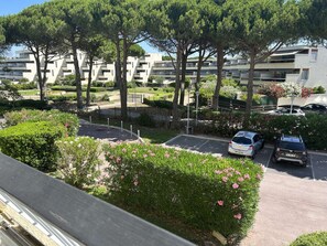 Property grounds - Air-conditioned studio with pool and parking in Port Camargue (Port Camargue)