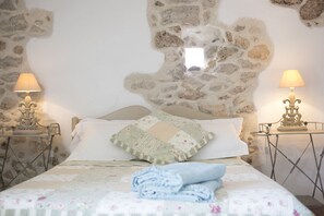 2 chambres, fer et planche à repasser, lit de bébé portatif