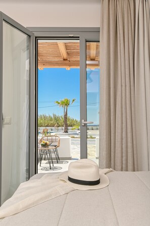 Superior Suite with Pool View and Private Hot Tub | Balcon