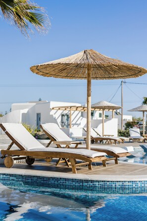 Seasonal outdoor pool, pool umbrellas, sun loungers - Naxos Finest Hotel & Villas (Naxos)