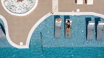 Piscine extérieure (ouverte en saison), parasols de plage