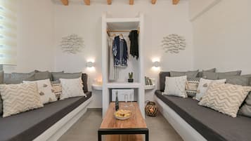 Superior Suite with Pool View and Private Hot Tub | Coin séjour