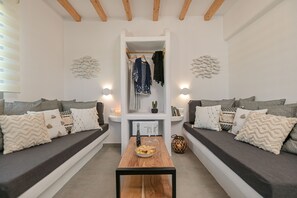 Superior Suite with Pool View and Private Hot Tub | Coin séjour | TV connectée