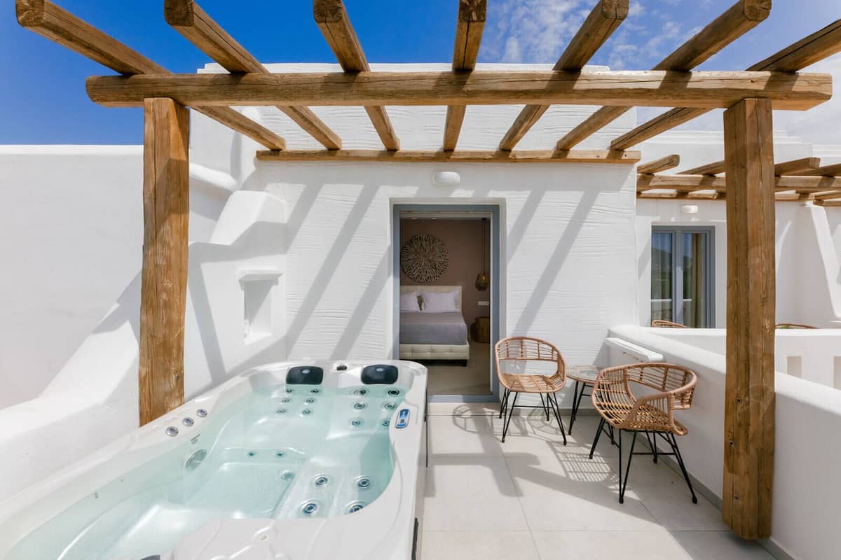 Grand 2 Bedroom Suite with Hammam, Hot Tub & Sea view | 1 sovrum, sängtillbehör av högsta kvalitet och memory foam-madrasser