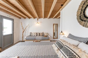 Deluxe Suite with Garden View and Private Hot Tub | Biancheria da letto di alta qualità, materassi in memory foam, minibar