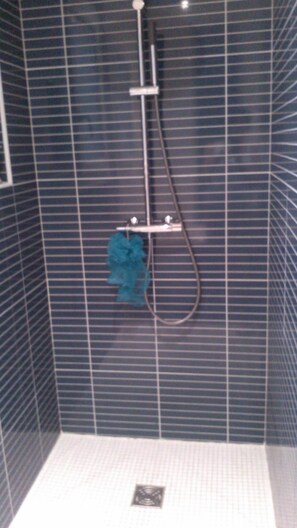Combined shower/bathtub, hair dryer, towels - PLEASANT AND CONVIVIAL VILLA FOR 4 PEOPLE - ANGLET - (Anglet)