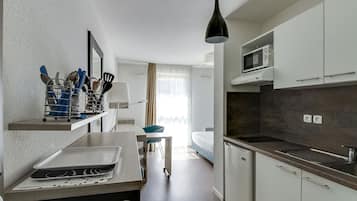 City Apartment | Private kitchen | Fridge, microwave, stovetop