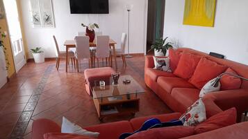 Smart-tv, een dvd-speler, boeken en een stereo