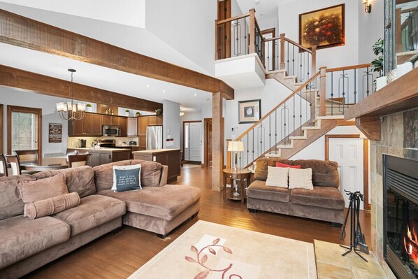 TV, fireplace - Townhouse on the Golf La Bête -10min to Tremblant (Mont-Tremblant)