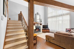 Una televisión, una chimenea