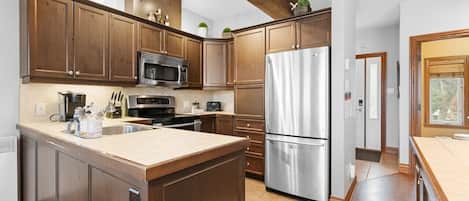 Fridge, oven, dishwasher, coffee/tea maker